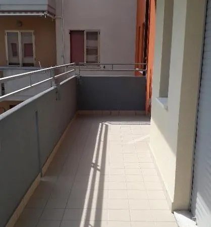 Teresa Per Il Check In Agenzia Viale Francesco Petrarca 391 Ra *